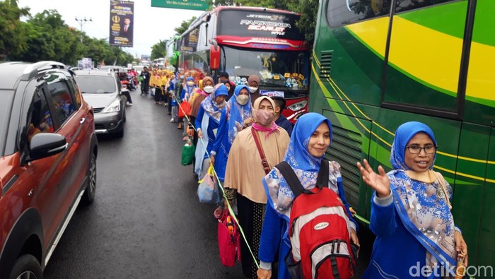 Bus-bus penggembira Muktamar penuhi jalan Adi Sucipto.