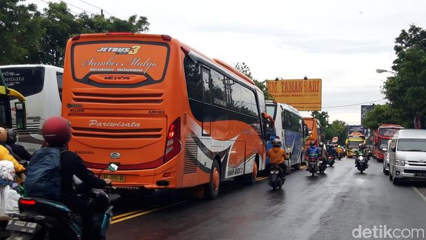Bus-bus penggembira Muktamar penuhi jalan Adi Sucipto.