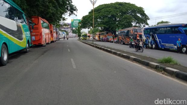 Bus muktamar parkir di jalan A Yani Kartasura.