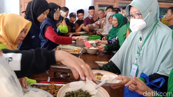 Antrean di dapur umum muktamar di balai Desa Gonilan, Kecamatan Kartasura.