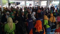 Peserta maupun penggembira Muktamar ke-48 Muhammadiyah dan Aisyiyah terlihat mengantre makanan. Foto: Achmad Hussein Syauqi/detikJateng