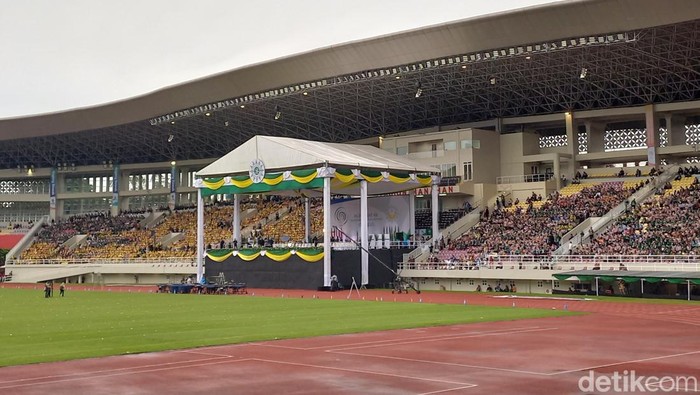 Suasana dalam Stadion Manahan Solo saat pembuka Muktamar ke-48 Muhammadiyah Aisyiyah, Sabtu (19/11/2022).