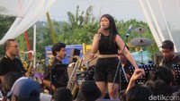 Berkolaborasi dengan kearifan lokal. Mulai dari kesenian musik hingga jatilan. Foto: Agus Septiawan/detikJateng