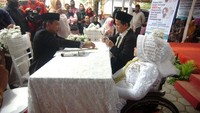 Pasangan penyandang disabilitas menandatangani buku nikah usai mengikuti nikah gratis di Rumah Produksi Difabel, Desa Tembok Banjaran, Kabupaten Tegal, Sabtu (19/11/2022).