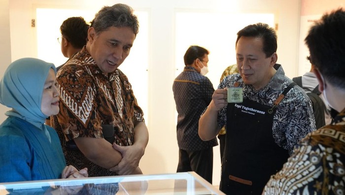 Nongkrong di Kedai Kopi Itu Biasa, Ngopi di Museum Itu Baru Luar Biasa Usai mengeksplorasi Jalur Rempah, Ditjen Kebudayaan, Kemendikbudristek kembali menggelar Pameran dan Festival ‘Kopi Togetherness’ di Museum. Penasaran seperti apa?