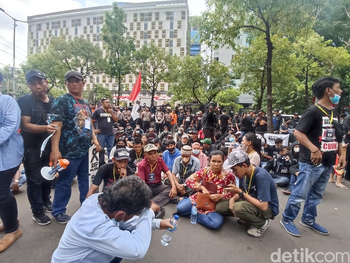 Para penyintas korban tragedi Kanjuruhan di area Mabes Polri, 19 November 2022. (Wildan Noviansah/detikcom)