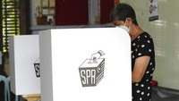 Hari ini tempat-tempat pemungutan suara di Malaysia dibuka dalam pemilihan umum yang dipercepat untuk memilih anggota parlemen. AP Photo/FL Wong.