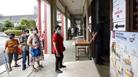 Antrean warga terlihat di sejumlah tempat pemungutan suara. AP Photo/FL Wong.