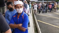 Warga tampak sabar mengantre untuk memberikan hak suaranya dalam Pemilu Malaysia. AP Photo/Vincent Thian.