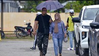 Gerimis tak menyurutkan semangat warga untuk memilih anggota parlemen. AP Photo/JohnShen Lee.