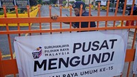 Para pemimpin UMNO meyakini pemilu lebih awal akan menghasilkan mandat yang lebih kuat. Namun para pengkritik menyebut pemilu yang dipercepat hanya akan mengalihkan perhatian pemerintah dari penanganan dampak musim penghujan parah yang seringkali memicu banjir di area pantai timur Malaysia. AP Photo/Vincent Thian.
