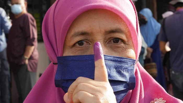 Pemilu Malaysia Pemungutan suara untuk Pemilihan Umum ke-15 Malaysia telah dimulai secara resmi hari ini. Mantan Perdana Menteri Mahathir Mohamad dan pemimpin oposisi Malaysia Anwar Ibrahim bakal kembali bersaing setelah sempat bekerja sama pada Pemilu 2018.