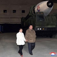 Kim Jong Un sendiri dikatakan memiliki tiga anak dengan istrinya, Ri Sol Ju. Tapi yang sudah dipamerkan ke publik baru Kim Ju Ae saja. Dilansir NY Post, keluarga Kim Jong Un tinggal di sebuah villa besar di Provinsi Kangwon. Kediaman mereka bahkan memiliki kolam renang, lapangan tenis dan bola, bahkan stadion olahraga dengan pemandangan indah di sekitarnya. Foto: KCNA via REUTERS