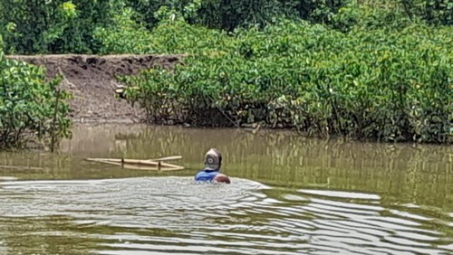 Pencari kepiting bakau di Dompu, Nusa Tenggara Barat (NTB).