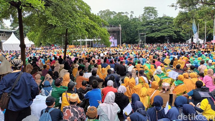 Penggembira muktamar lesehan nonton pembukaan via layar, Sabtu (19/1/2022)
