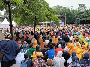 Tak Bisa Masuk Stadion Manahan, Penggembira Nonton Pembukaan Via Layar
