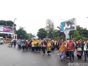 Tumplek Blek! Penggembira Muktamar di Solo Jalan Kaki ke Stadion Manahan