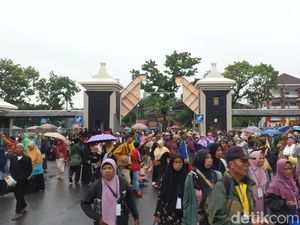 Para Penggembira Muktamar Muhammadiyah Berdatangan ke Stadion Manahan