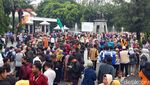 Foto-foto Lautan Penggembira Muktamar di Depan Stadion Manahan Solo