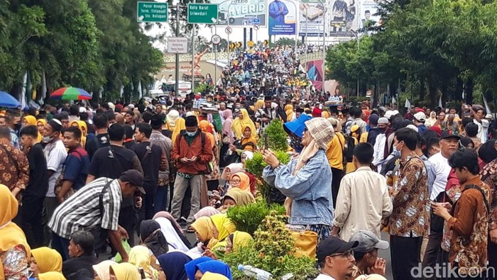Penggembira Muktamar Muhammadiyah ke-48 menyemut di sepanjang Jalan Adisucipto depan Stadion Manahan, lokasi pembukaan Muktamar, Sabtu (19/11/2022) pagi.