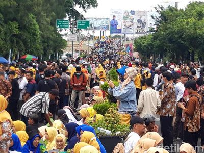 Foto-foto Lautan Penggembira Muktamar di Depan Stadion Manahan Solo