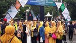 Foto-foto Lautan Penggembira Muktamar di Depan Stadion Manahan Solo