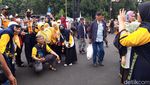Foto-foto Lautan Penggembira Muktamar di Depan Stadion Manahan Solo