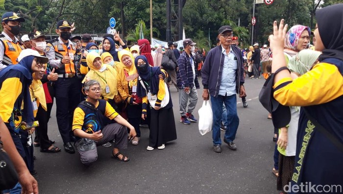 Penggembira Muktamar Muhammadiyah ke-48 menyemut di sepanjang Jalan Adisucipto depan Stadion Manahan, lokasi pembukaan Muktamar, Sabtu (19/11/2022) pagi.