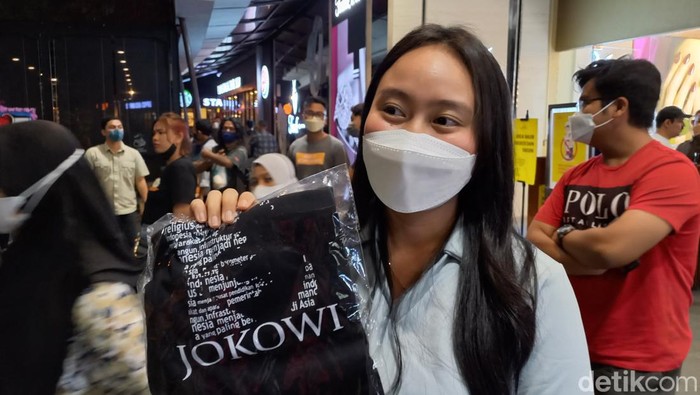 Pengunjung mal Vanesa yang menerima kaus dari Jokowi, Sabtu (19/11/2022).