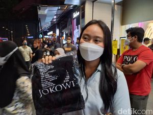 Ajak Main Jan Ethes-La Lembah di Mal, Jokowi Bagi-bagi Kaus