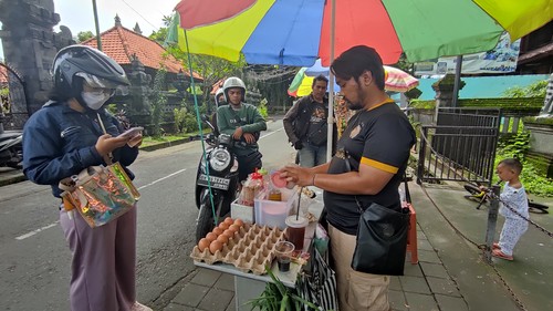 Penjual martabak mini di Jalan Pulau Batanta, Kecamatan Denpasar Barat, tepatnya di depan Pura Dalem Tegeh Gumi, Desa Adat Denpasar. (I Wayan Sui Suadnyana/detikBali)