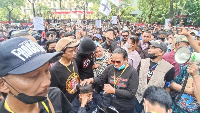 Penyintas tragedi Kanjuruhan demo di depan Polri (Wildan-detikcom)