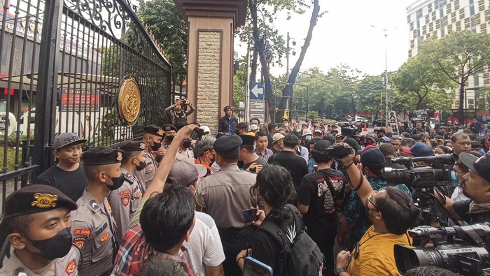 Penyintas tragedi Kanjuruhan demo di depan Polri (Wildan-detikcom)