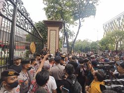 Ratusan Aremania-Korban Tragedi Kanjuruhan Demo Mabes Polri