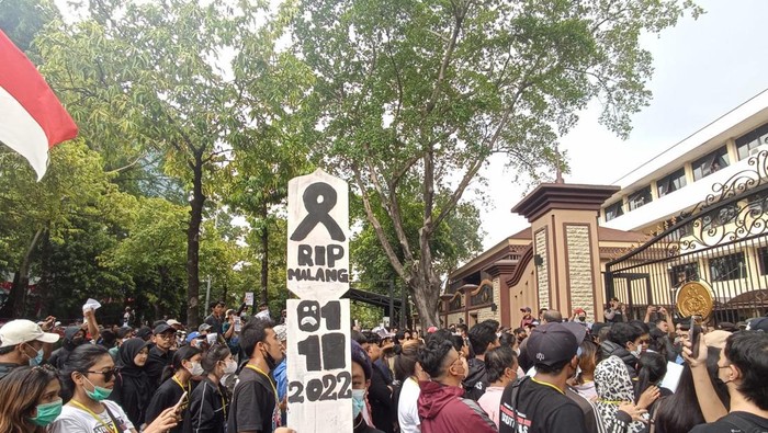 Penyintas tragedi Kanjuruhan demo di depan Polri (Wildan-detikcom)