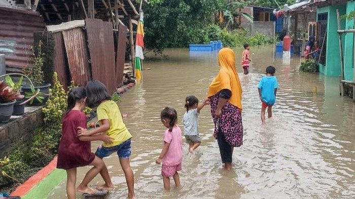 Permukiman di Desa Gondangsari, Kecamatan Juwiring terendam banjir, Sabtu (19/11/2022). Banjir ini merupakan luapan dari anak Bengawan Solo.