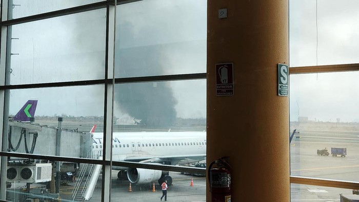 Sebuah pesawat penumpang yang sedang lepas landas di Bandara Lima, Peru, menabrak sebuah truk pemadam kebakaran dan menghantam landasan, Sabtu (19/11/2022). Sedikitnya dua petugas pemadam kebakaran tewas dalam insiden ini, sedangkan 102 penumpang yang ada di dalam pesawat berhasil selamat.