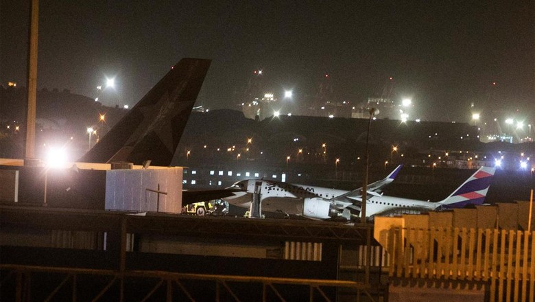 Pesawat Tabrak Mobil Pemadam di Peru Sebuah pesawat penumpang yang sedang lepas landas di Bandara Lima, Peru, menabrak sebuah truk pemadam kebakaran dan menghantam landasan, Sabtu (19/11/2022). Sedikitnya dua petugas pemadam kebakaran tewas dalam insiden ini, sedangkan 102 penumpang yang ada di dalam pesawat berhasil selamat.