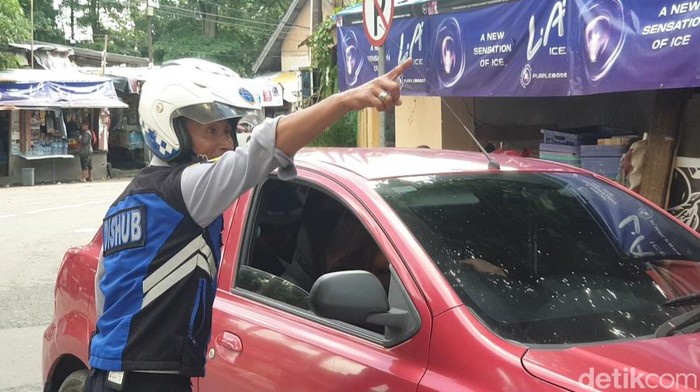 Petugas Dishub Medan saat memarahi pekerja RS Colombia  yang menerobos perubahan arus lalu lintas di Jalan Listrik. (Goklas/detikSumut)