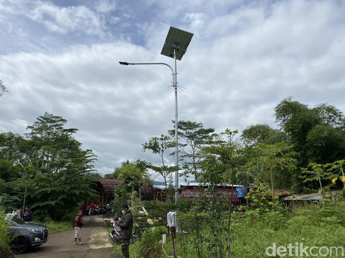 PJU tenaga surya terangi pelosok Sukabumi.
