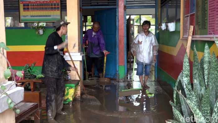 Sekolah Terendam Air di Polewali Mandar, Sulawesi Barat