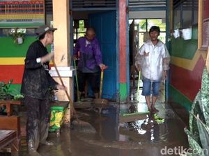 5 Sekolah di Polman Penuh Lumpur Akibat Banjir, Siswa Diliburkan