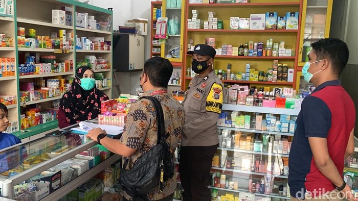 Polisi dan BPOM mengecek obat sirup yang dijual di apotek di Batam, Kepri.