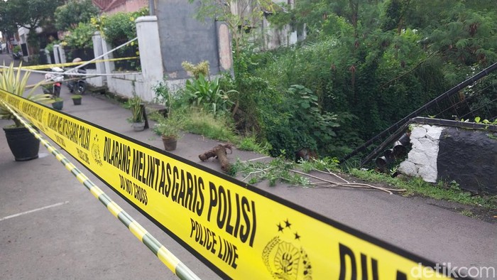 Pondasi Jembatan Ambrol, Akses Jalan Simpang Mega Mendung Kota Malang Ditutup