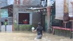 Serba-serbi Banjir di Medan: Warga Pusing, Pedagang Jualan di Bawah Fly Over