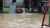 Daerah ini memang menjadi daerah langganan banjir. Tiap kali hujan deras, daerah di pinggir Sungai Deli itu selalu dilanda banjir. (Foto: Ahmad Arfah/detikSumut)