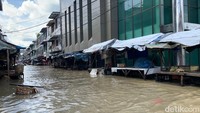 Pasar Palapa di Pulo Brayan juga tergenang banjir. Pedagang terpaksa tak berjualan. Ada juga yang memilih pindah tempat berjualan ke tempat yang tak digenangi air. (Foto: Kartika Sari/detikSumut)