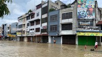 Hujan deras sejak Jumat malam membuat sejumlah titik di Medan dilanda banjir. Sungai-sungai meluap, sementara drainase belum berfungsi normal sehingga air menggenangi pemukiman, jalanan dan fasilitas umum di Medan. (Foto: Kartika Sari/detikSumut)
