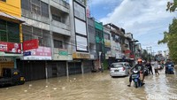 Salah satu titik yang dilanda banjir adalah kawasan Jalan KL Yos Sudarso, Pulo Brayan. Aktivitas warga di sana, hingga Sabtu (19/11) siang, terganggu. Jalanan macet karena banyak kendaraan yang terjebak banjir dan mogok. (Foto: Kartika Sari/detikSumut)