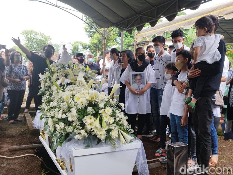 Potret Haru Pemakaman Rudy Salam Kakak Roy Marten di Salatiga